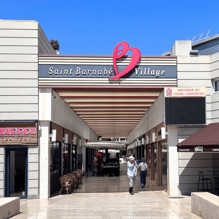 Marché de Saint Barnabé Marseille. Vente de miel. 